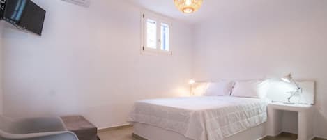 3 bedrooms, in-room safe, iron/ironing board, WiFi (free)