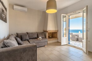 TV - Sylorien Maisonette, Divine Sea Views, Furnished Terrace, Naxos (Plaka)