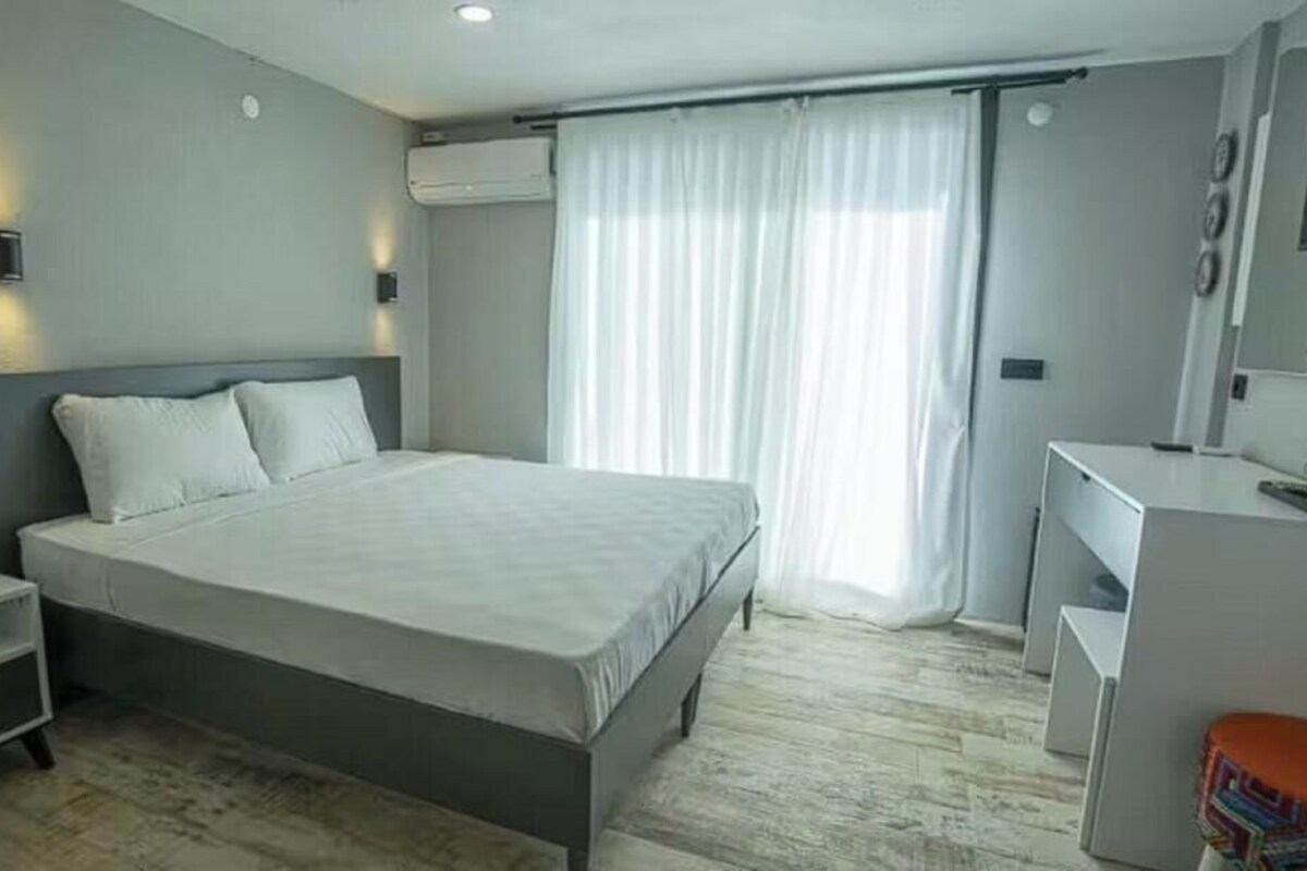 Minibar, WiFi (free), bed sheets
