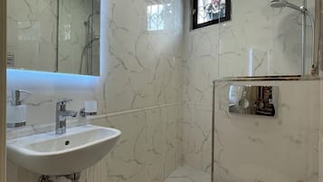 Kostenlose Toilettenartikel, Haartrockner, Hausschuhe, Handtücher