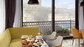 Free daily buffet breakfast
