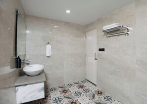 Chambre Triple Junior | Salle de bain | Douche, serviettes fournies, savon, shampoing
