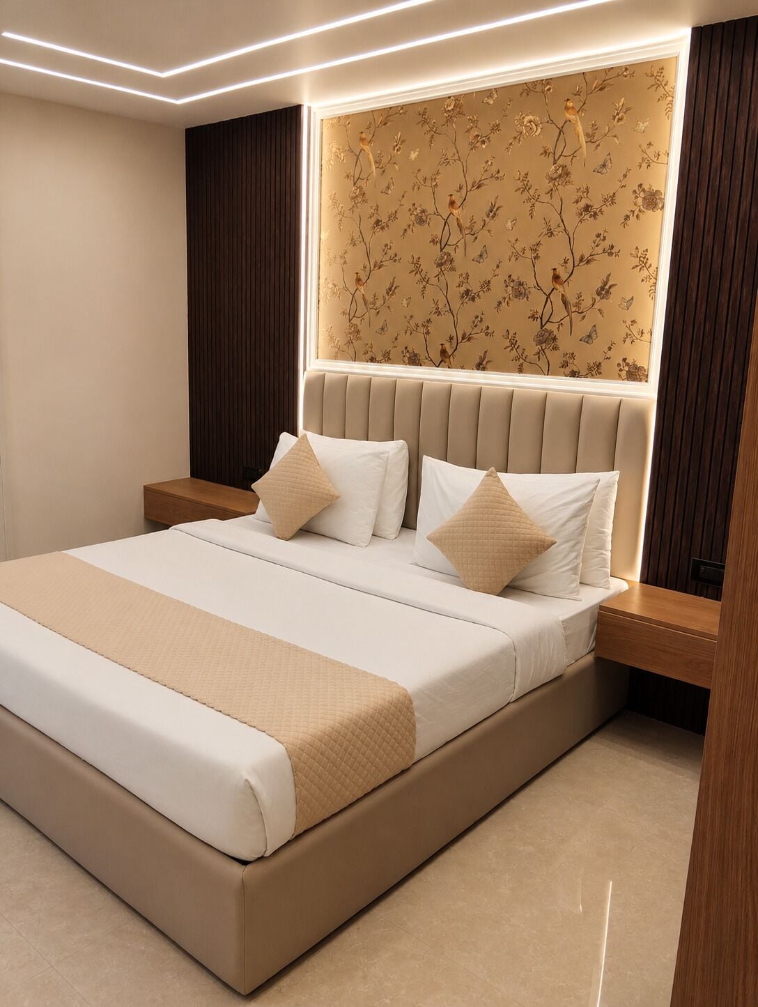 Un dormitorio moderno con una cama grande, un cabecero estampado con motivos florales y una mesita de noche con detalles de madera.