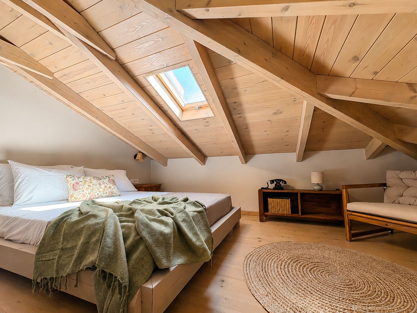 3 habitaciones, tabla de planchar con plancha, wifi y ropa de cama 