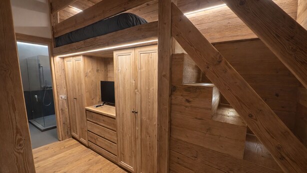 A wooden interior with a staircase, a wardrobe, and a shower area. - Ca dei Nani - Exclusive Stay with Sauna (Cortina d'Ampezzo)
