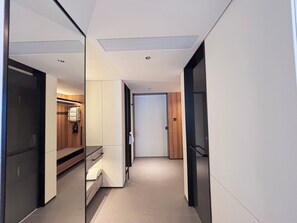 Habitación Deluxe doble, vistas a la ciudad | Baño | Ducha, secador de pelo, zapatillas y toallas