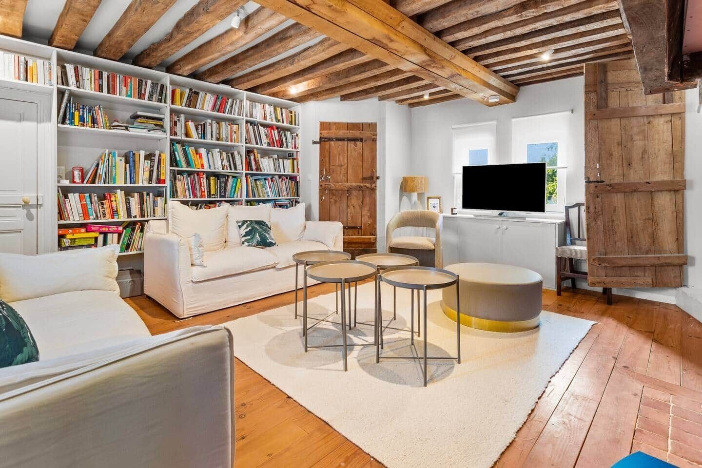Smart-TV, Kamin, Tischtennisplatte, Bücher