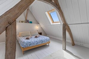 6 bedrooms, desk, iron/ironing board, travel cot