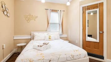 1 Schlafzimmer, Schreibtisch, Bügeleisen/Bügelbrett, Reisekinderbett
