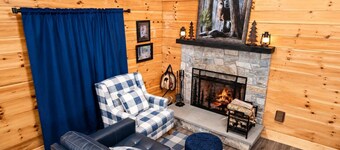 The Little Deer Cabin - Hot Tub, Stone Fireplace