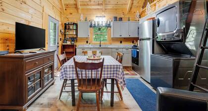The Little Deer Cabin - Hot Tub, Stone Fireplace