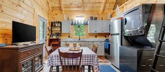 The Little Deer Cabin - Hot Tub, Stone Fireplace