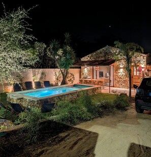 A swimming pool with lounge chairs, a stone wall, and a house with a stone facade. - Villa Mezzanotte in Le Brusc - 80 meters from the sea - Pool - Parking - Sleeps 8 - Cozy (Six-Fours-les-Plages)