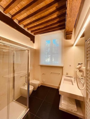 Een douche, een haardroger, handdoeken, zeep