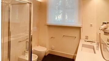Bagno | Doccia, asciugacapelli, asciugamani, sapone