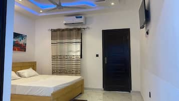 Suite monolocale Deluxe, vista giardino | Postazione laptop, insonorizzazione, ferro/asse da stiro, Wi-Fi gratuito