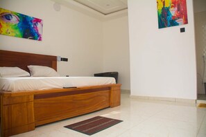 Monolocale comfort, vista giardino | Postazione laptop, insonorizzazione, ferro/asse da stiro, Wi-Fi gratuito