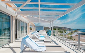 A sun deck with lounge chairs and a glass balustrade overlooking a coastal landscape. - New sea view Villa w/ private Pool and Jacuzzi - Sxm
Villa Noé (St Martin)