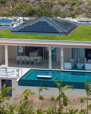 A modern house with a swimming pool, solar panels, and a patio with outdoor furniture. - New sea view Villa w/ private Pool and Jacuzzi - Sxm
Villa Noé (St Martin)