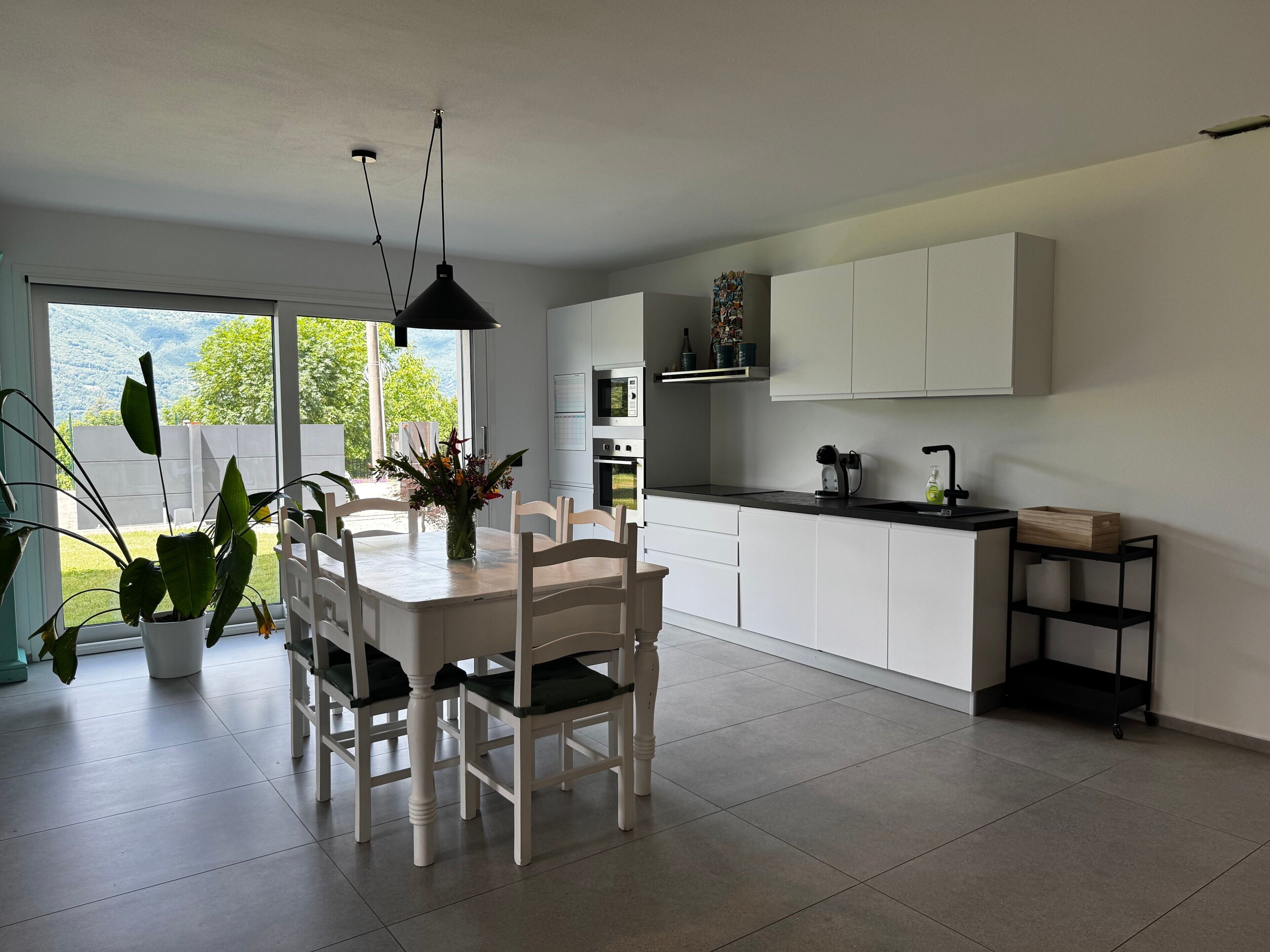 Wasserkocher mit Kaffee-/Teezubehör, Kühlschrank, Mikrowelle, Ofen