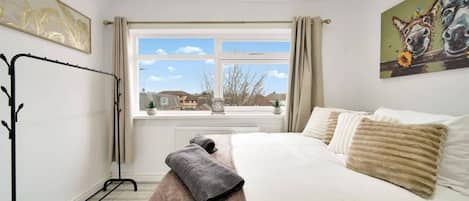 4 bedrooms, WiFi (free), bed sheets