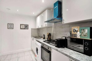 Private kitchen - Belvedere 4-bed Apt, Sleeps 9 With Parking (Belvedere)