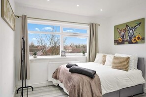 Room - Belvedere 4-bed Apt, Sleeps 9 With Parking (Belvedere)