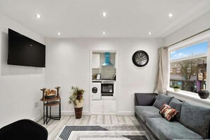 Living area - Belvedere 4-bed Apt, Sleeps 9 With Parking (Belvedere)