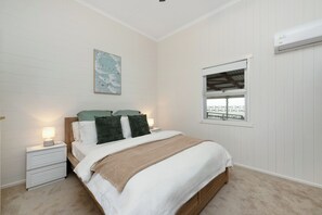 3 bedrooms, iron/ironing board, WiFi, bed sheets - Family-Friendly Home | Next to City (West End)