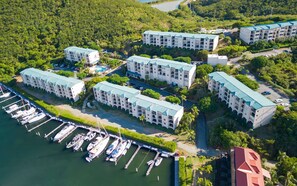 Ein Resort mit mehreren Gebäuden, einer Marina und üppiger Bepflanzung.