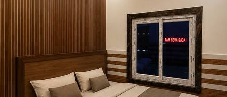 Memory foam beds, laptop workspace, WiFi (free), individually decorated