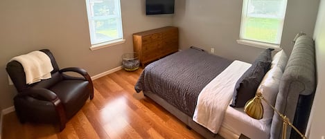 2 soverom, skrivebord, strykejern/-brett og wi-fi (inkludert)