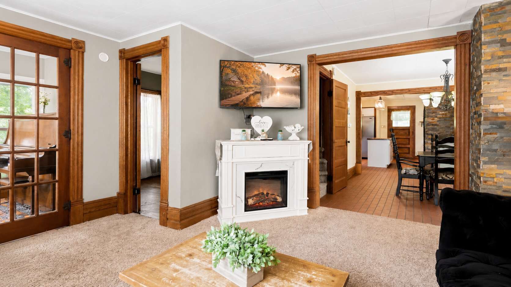 TV, fireplace