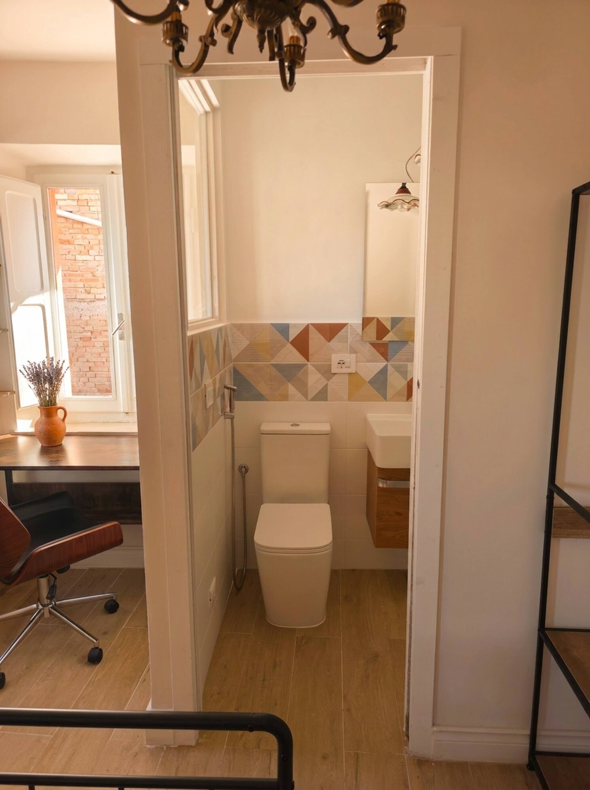 Ein Badezimmer mit Toilette, Waschbecken und Duschbereich.