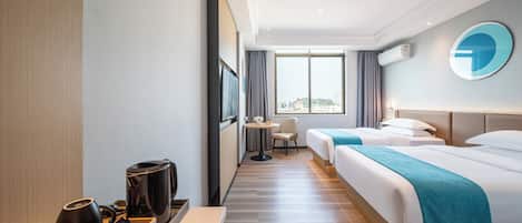 Habitación doble estándar | Escritorio, tabla de planchar con plancha, wifi gratis y ropa de cama
