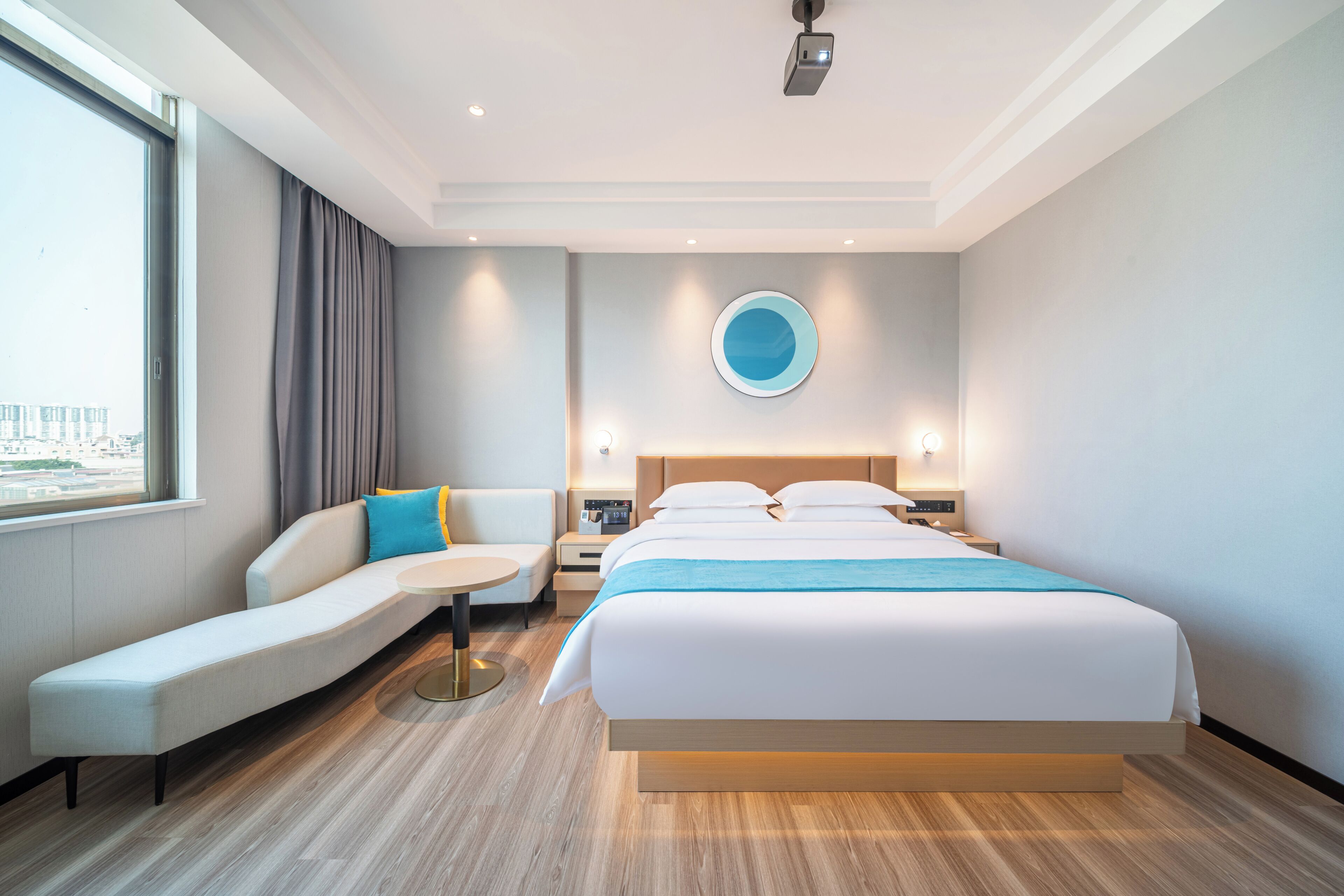 Escritorio, tabla de planchar con plancha, wifi gratis y ropa de cama 