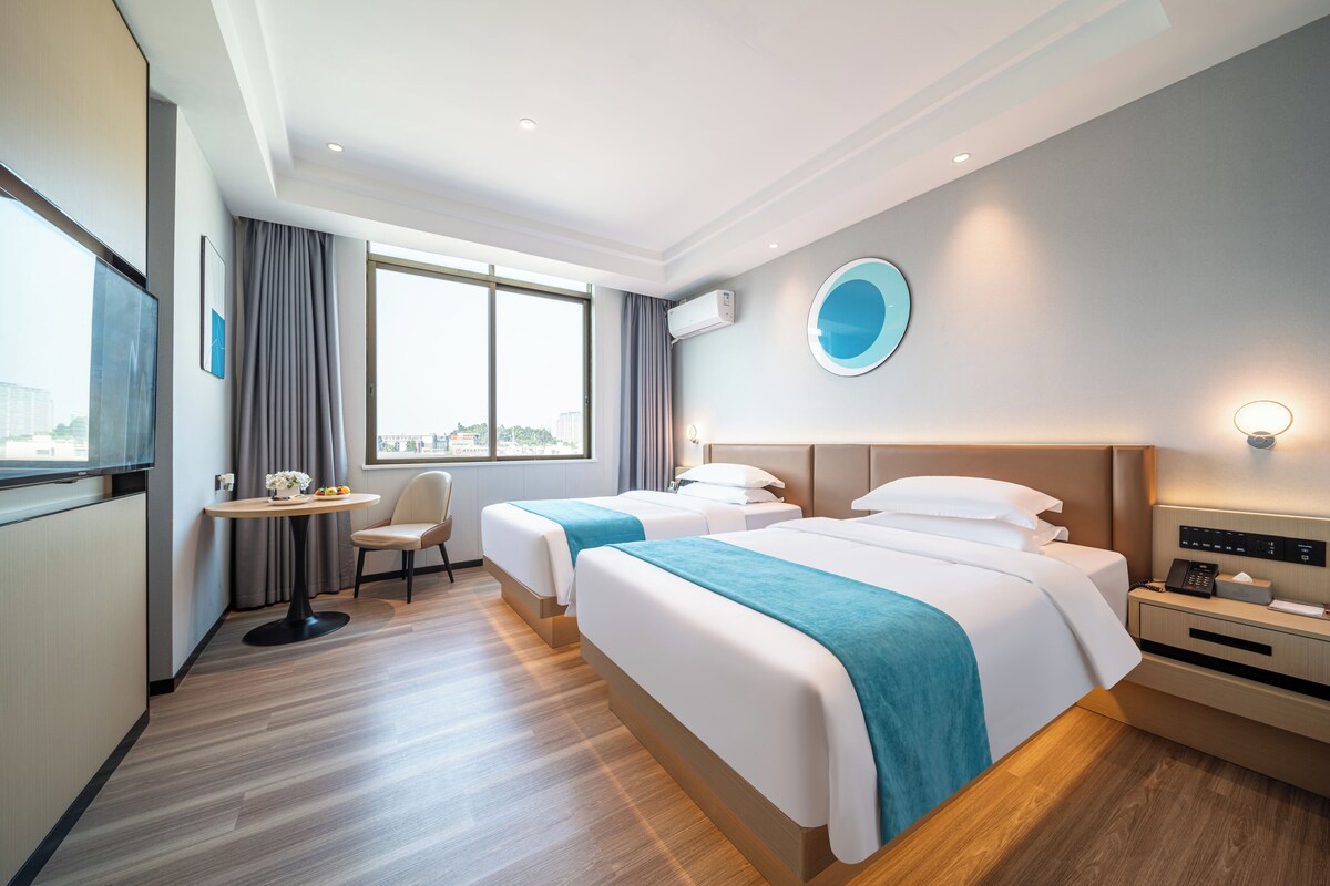 Habitación estándar doble | Escritorio, tabla de planchar con plancha, wifi gratis y ropa de cama