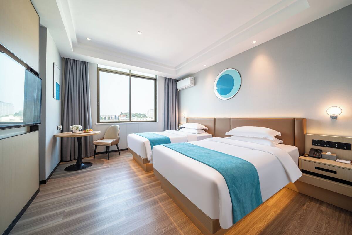 Standard Double Room | Desk, iron/ironing board, free WiFi