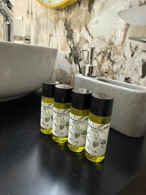 Bathroom amenities - Jofri Rooms (Himarë)