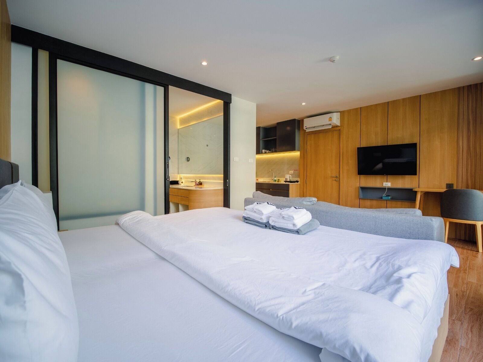 Hypo-allergenic bedding, free WiFi