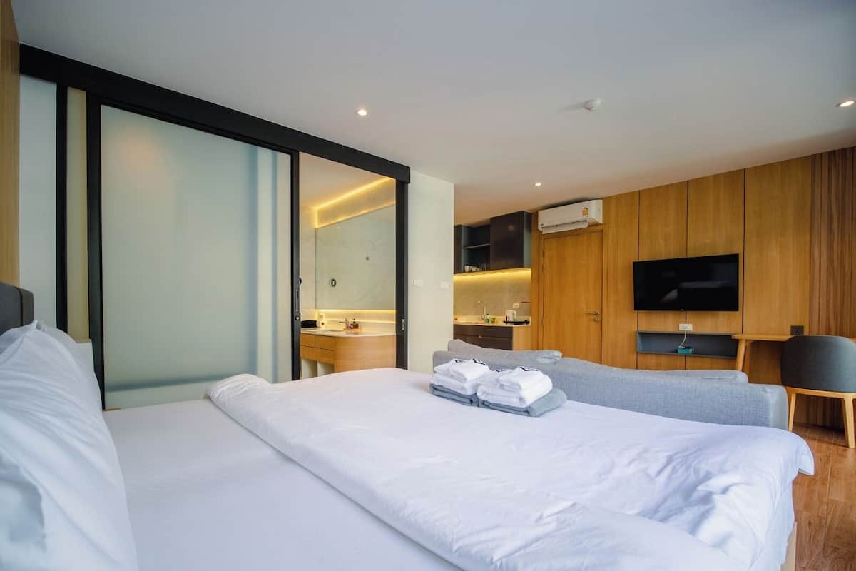 Studio tiện nghi đơn giản, 1 giường cỡ king, quang cảnh vườn | Bộ đồ giường kháng dị ứng, truy cập Internet không dây miễn phí
