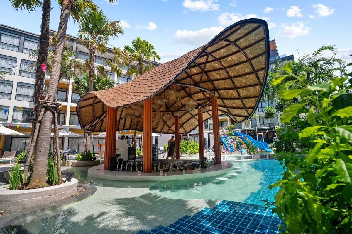 Un espace piscine doté d’une structure de protection originale, d’un bar et d’un toboggan.