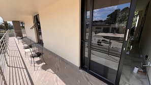 Habitación Confort, varias camas, balcón, vistas a la ciudad | Terraza o patio