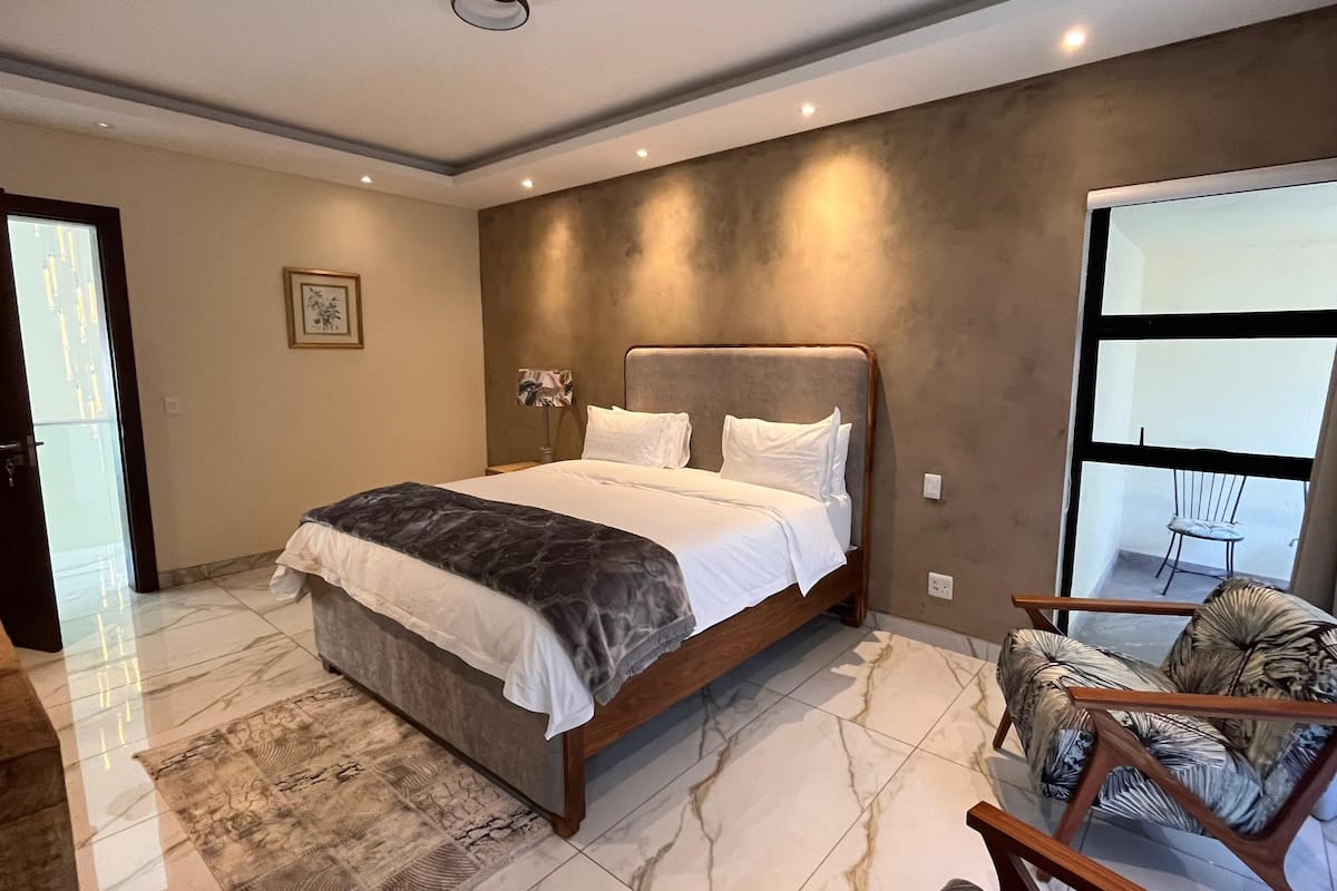 Habitación Confort, varias camas, balcón, vistas a la ciudad | Escritorio, espacio para trabajar con un portátil, wifi gratis