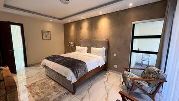 Comfort Room, Berbilang Katil, Balcony, City View | Meja, ruang kerja komputer riba, Wi-fi percuma
