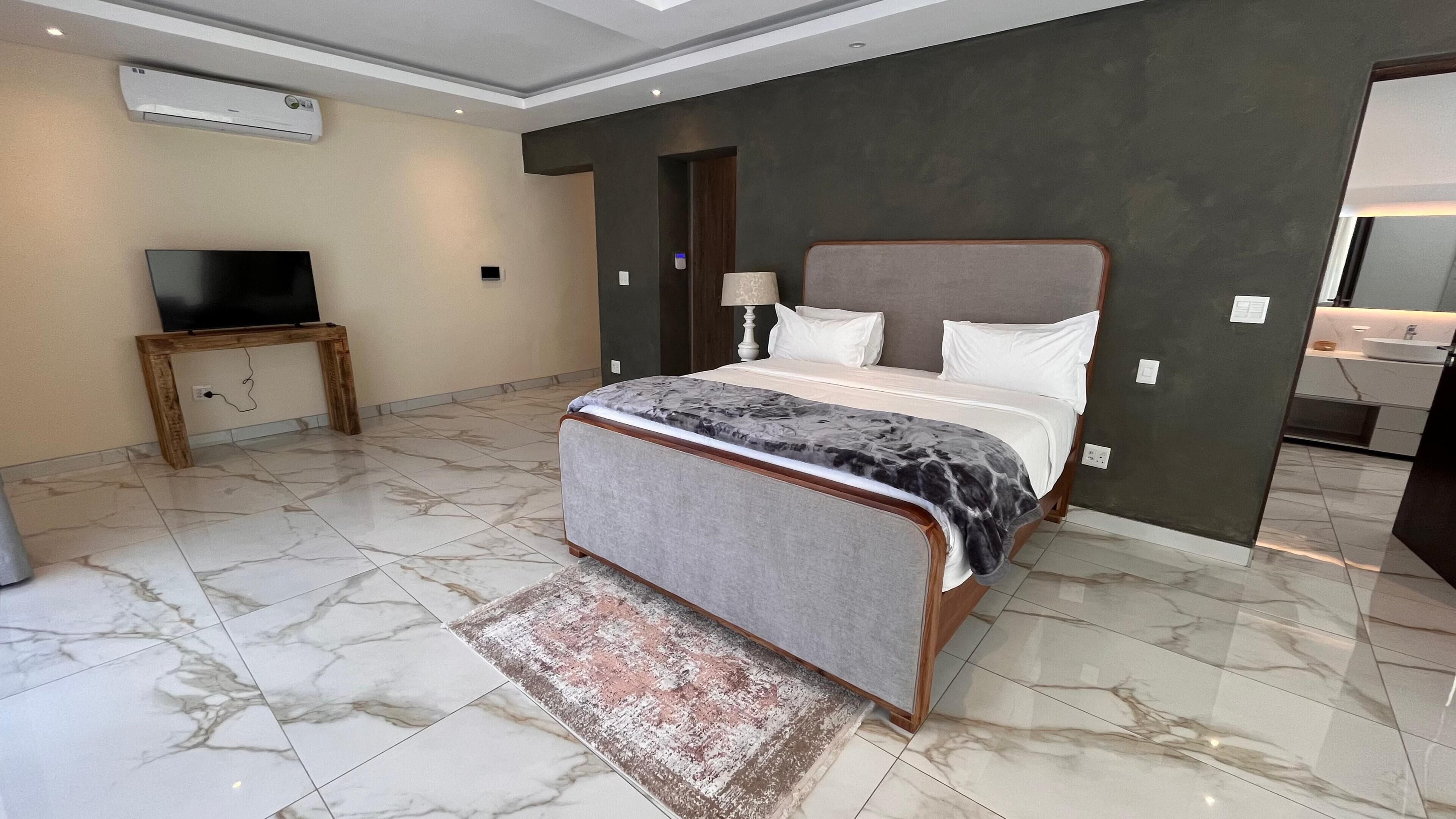 Quarto conforto, várias camas, sacada, vista para a cidade | Escrivaninha, espaço de trabalho para notebook, Wi-Fi de cortesia