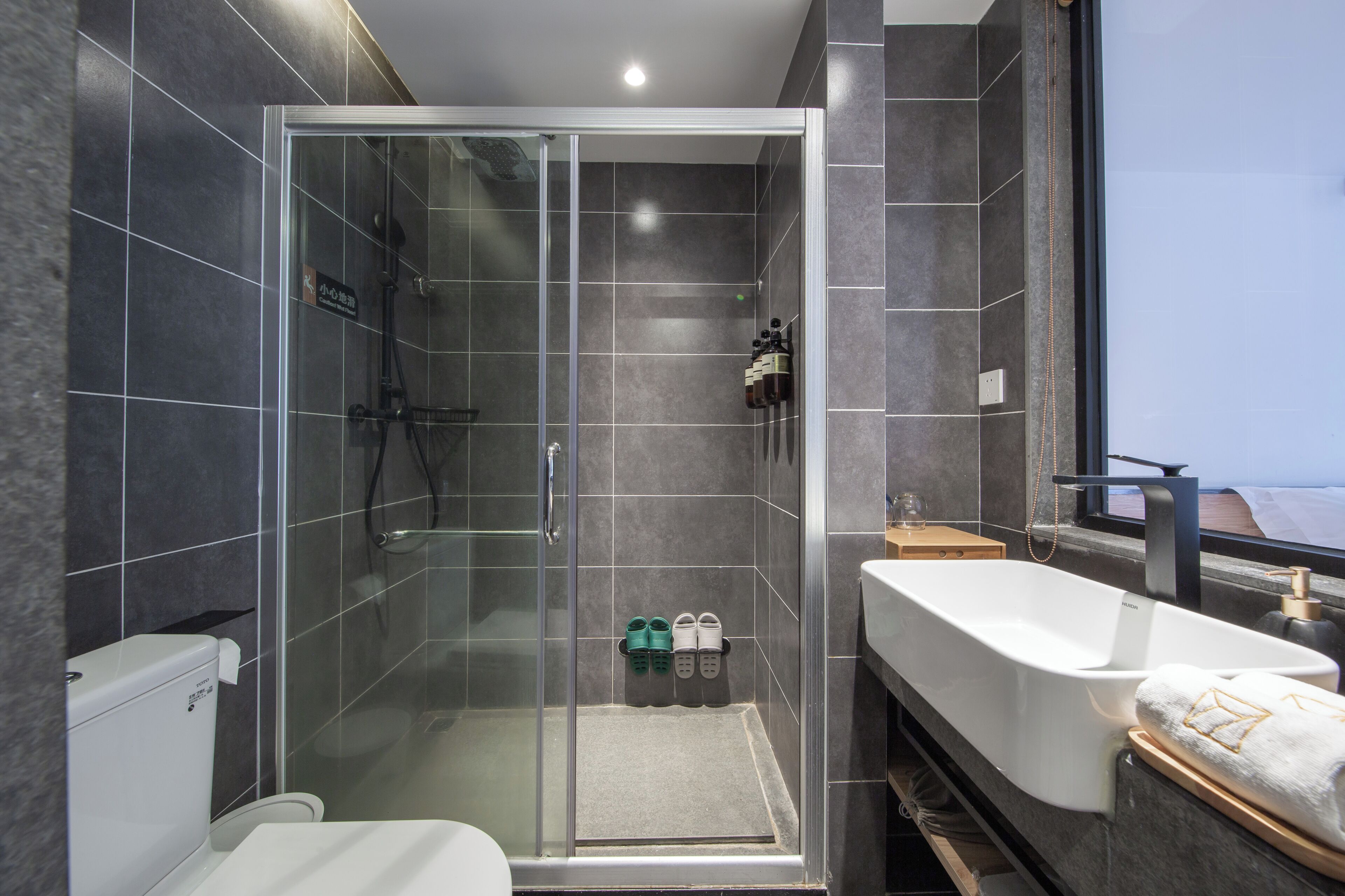 Comfort tweepersoonskamer | Badkamer | Een douche, een haardroger, pantoffels, handdoeken
