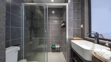 Comfort tweepersoonskamer | Badkamer | Een douche, een haardroger, pantoffels, handdoeken