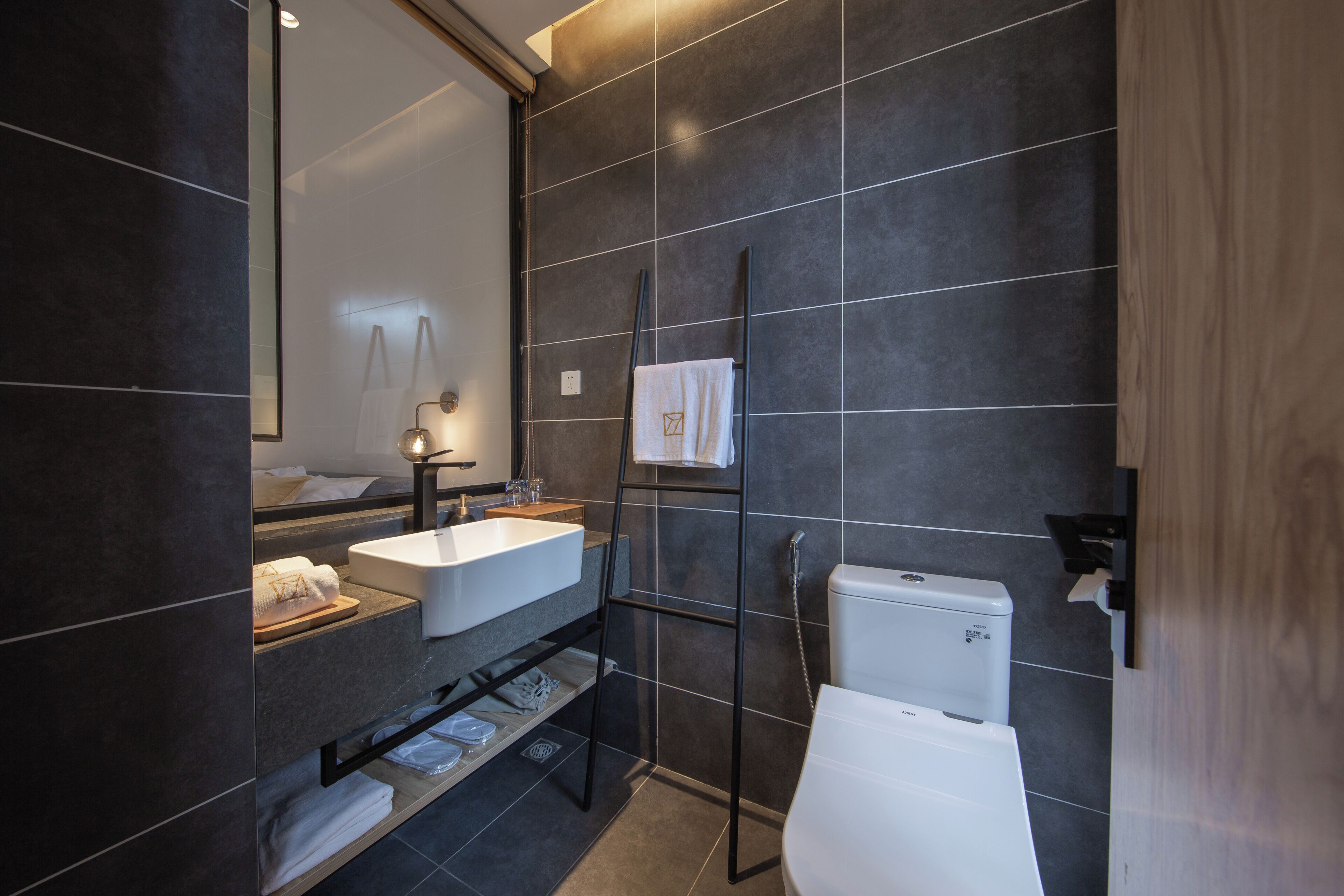 Habitación doble Prestigio | Baño | Regadera, secadora de cabello, pantuflas, toallas 