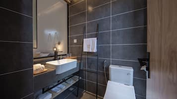 Habitación doble Prestigio | Baño | Regadera, secadora de cabello, pantuflas, toallas